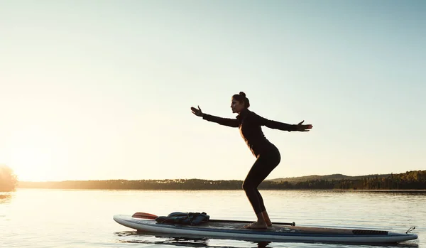 Gör Yoga Ett Nytt Och Annorlunda Ställe Attraktiv Ung Kvinna — Stockfoto
