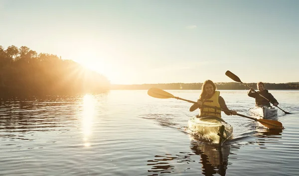 Agua Donde Nos Encanta Estar Una Joven Pareja Kayak Lago — Foto de Stock