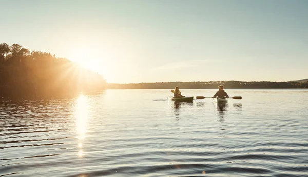 Los Mejores Días Pasan Kayak Una Joven Pareja Kayak Lago — Foto de Stock