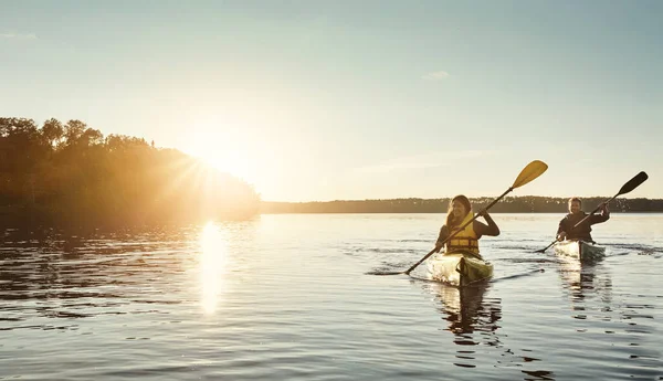 Haz Recuerdos Agua Una Joven Pareja Kayak Lago Aire Libre — Foto de Stock