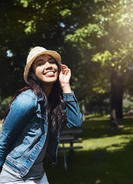 在阳光灿烂的日子里微笑 一个年轻貌美的女人在公园里呆一天的画像 — 图库照片