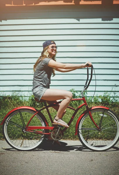 Naar Buiten Maak Plezier Een Aantrekkelijke Jonge Vrouw Rijden Een — Stockfoto
