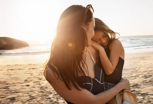 彼らの絆は壊れない 娘と一緒にビーチで一日を過ごしている若い女性が — ストック写真