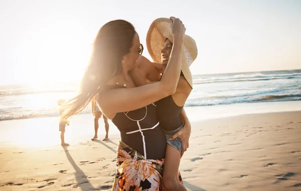 有一些女孩的时间在海滩上 一个年轻的女人和她的女儿在海滩上度过了一天 — 图库照片