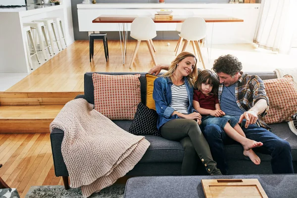 Isto Interessante Uma Família Afetuosa Três Relaxantes Sofá Casa — Fotografia de Stock