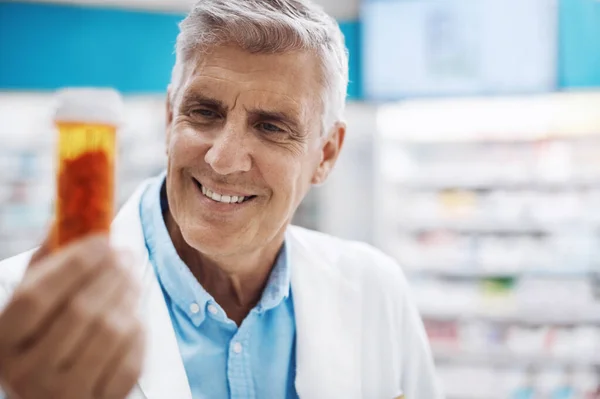 Live Product Pharmacist Holding Capsules — Stock Photo, Image