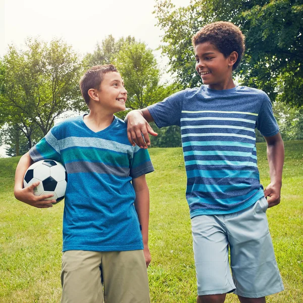 Goede Vrienden Maken Een Goed Spel Van Twee Jonge Jongens — Stockfoto