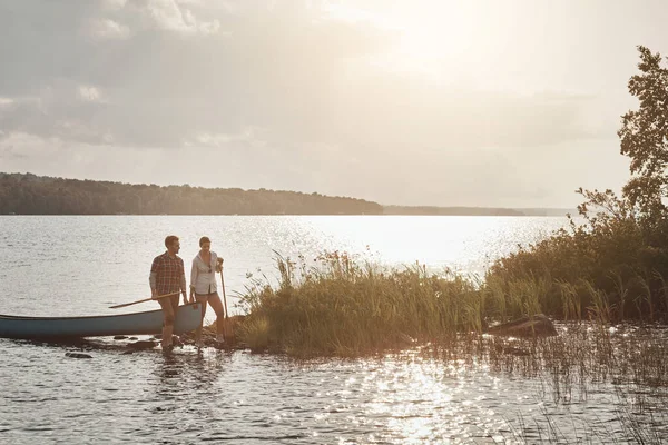 Every Date Has Cafe Young Couple Going Canoe Ride Lake — Stock Photo, Image