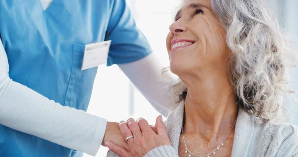 Корисні Руки Тримають Пацієнтів Щасливими Старшу Жінку Доглядає Медсестра — стокове фото