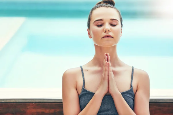 Концентрується Медитації Красива Молода Жінка Практикує Йогу Зовні — стокове фото