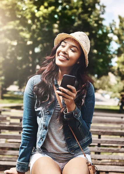 Vamos Ver Quién Está Línea Una Joven Atractiva Usando Celular — Foto de Stock