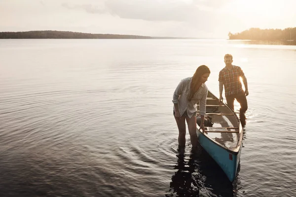 準備はいいか 湖のカヌーに乗っていた若いカップルが — ストック写真