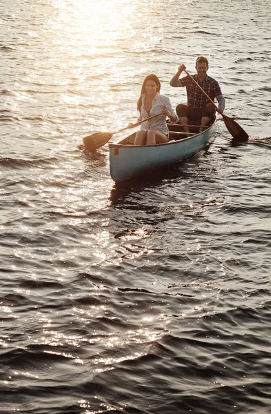 Deixe Linha Ser Sua Aventura Jovem Casal Remando Barco Lago — Fotografia de Stock