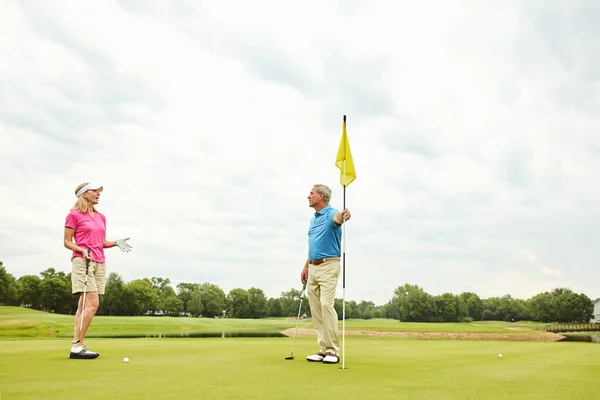 Den Tag Gemeinsam Beim Golfspielen Verbringen Ein Reifes Paar Beim — Stockfoto