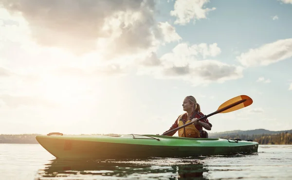 Outdoors Activity Little Exercise Involved Young Woman Kayaking Lake — Stock Photo, Image