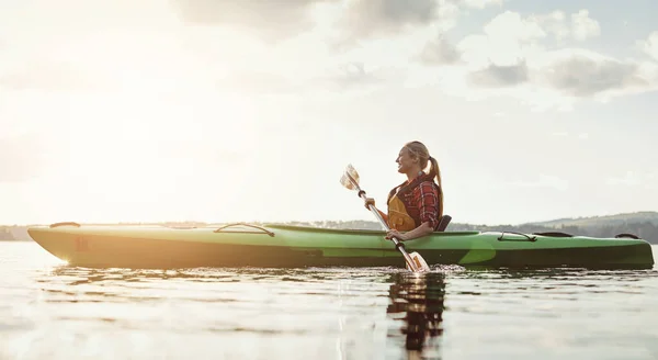 Chercher Qui Apporte Paix Une Jeune Femme Faisant Kayak Sur — Photo