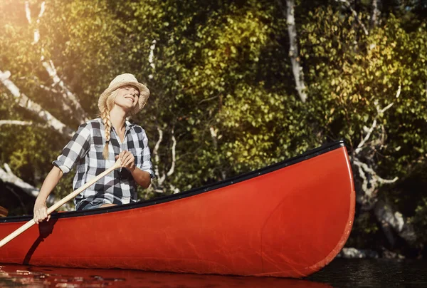 Keeping Her Adventurous Spirit Alive Attractive Young Woman Spending Day — Stock Photo, Image