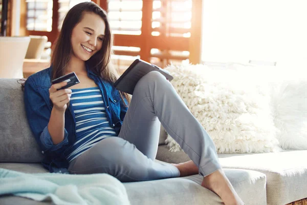 Technology Makes Everything Convenient Attractive Young Woman Using Her Tablet — Stock Photo, Image