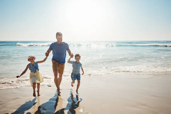 Der Strand Ist Ihr Lieblingstreff Sommer Ein Vater Mit Seinen — Stockfoto
