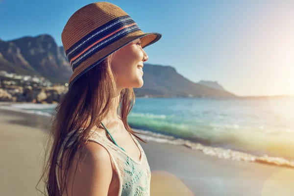 戴顶帽子遮挡阳光 一位漂亮的年轻女子在海滩度过了一天 — 图库照片