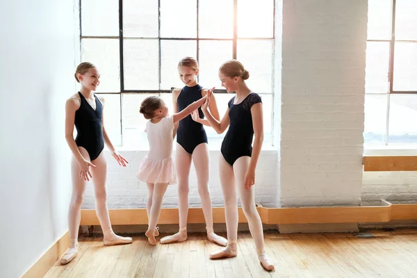 Prática Feita Perfeita Grupo Bailarinas Jovens Dando Uns Aos Outros — Fotografia de Stock