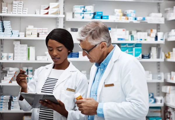 Elég Lesz Hogy Kitartson Két Gyógyszerész Együtt Dolgozik Egy Gyógyszertárban — Stock Fotó