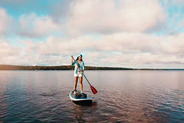 水の上の時間を後悔することはありません 湖に乗っていた若い女性が — ストック写真