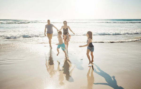 在海滩玩得很开心 一个充满爱心的年轻家庭 在海滩上享受一天的时光 — 图库照片