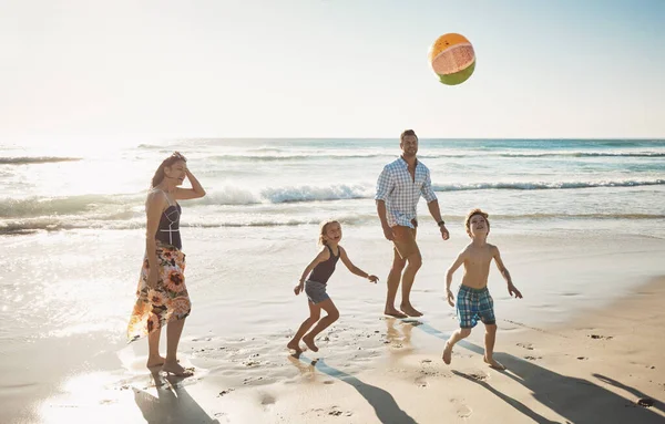 Famiglia Spiaggia Vanno Insieme Una Famiglia Quattro Persone Che Trascorre — Foto Stock