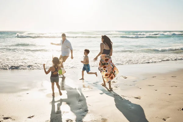 Пляже Бывает Скуки Семья Четырех Человек Проводит День Пляже — стоковое фото