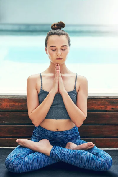 Медитація Ключ Збереження Ваших Думок Красива Молода Жінка Практикує Йогу — стокове фото
