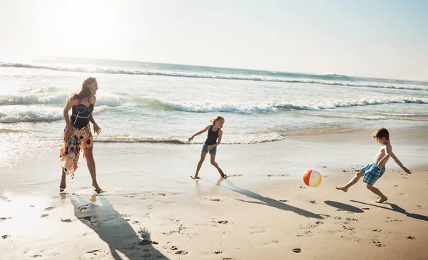 Çocuklarım Plaja Bayılır Genç Bir Kadın Günü Çocuklarıyla Sahilde Geçiriyor — Stok fotoğraf
