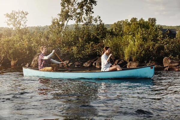 River Flows Young Couple Going Canoe Ride Lake — Stock Photo, Image