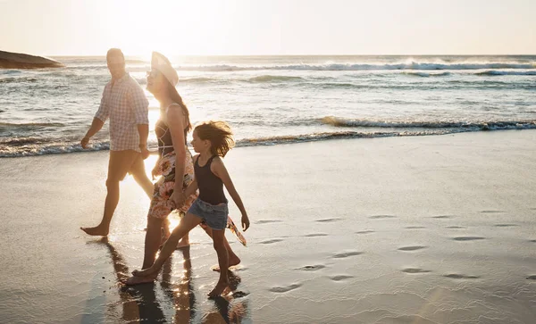 Spazieren Gehen Strand Ein Junges Paar Verbringt Den Tag Strand — Stockfoto