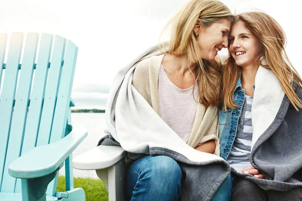 分享一种只会变得更强大的关系 一个母亲和她的女儿在户外亲热 — 图库照片