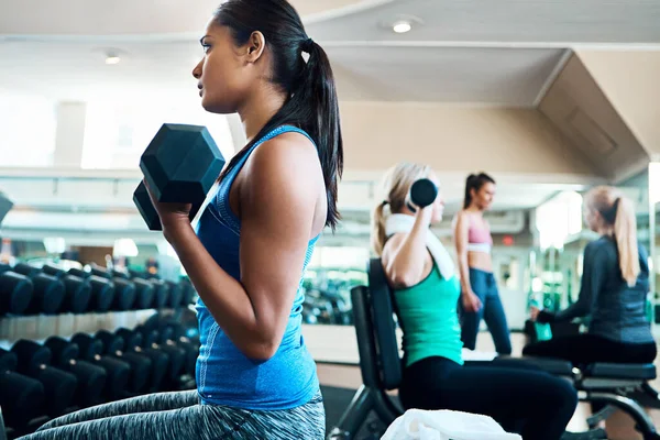 Who Said Muscles Just Guys Attractive Young Women Working Out — Stock Photo, Image