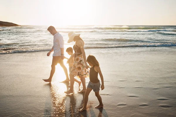 Оставляя Следы Песке Семья Четырех Человек Проводит День Пляже — стоковое фото