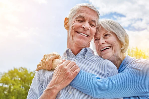 Reparto Abbracci Sempre Aperto Una Coppia Anziana Felice Abbraccio Amorevole — Foto Stock