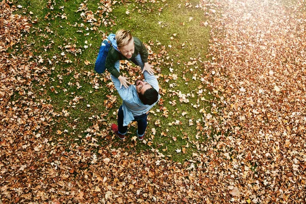 秋には 彼らはああとても幸せ感じている 父と息子が秋に遊ぶと屋外に出て — ストック写真