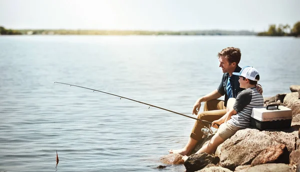Día Perfecto Para Estar Lago Padre Hijito Pescando Juntos — Foto de Stock