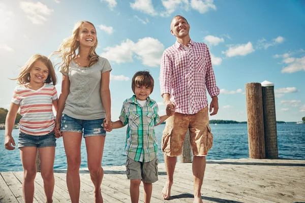 Family Side Side Hand Hand Heart Heart Young Family Pier — Stock Photo, Image