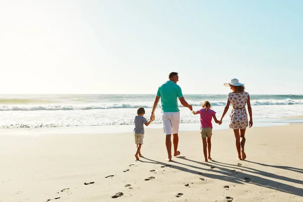 夏の日はビーチのために作られた ビーチで楽しい時間を過ごしている家族が — ストック写真