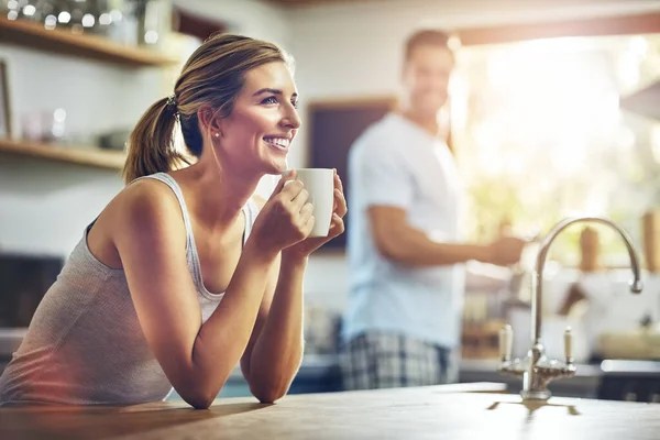 Koffie Onmiddellijk Geluk Een Jonge Vrouw Het Hebben Van Haar — Stockfoto