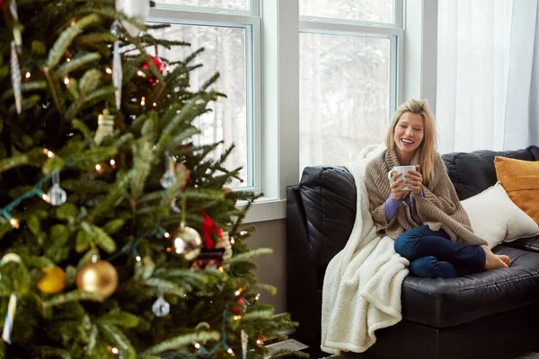 Kutlu Neşeli Bir Noel Geçirin Evde Bir Fincan Kahveyle Rahatlayan — Stok fotoğraf