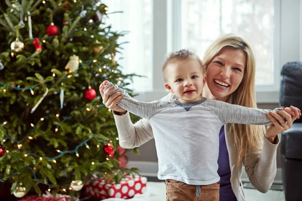 Milyen Csodálatos Önzetlen Ajándék Istentől Egy Fiatal Anya Élvezi Karácsonyt — Stock Fotó