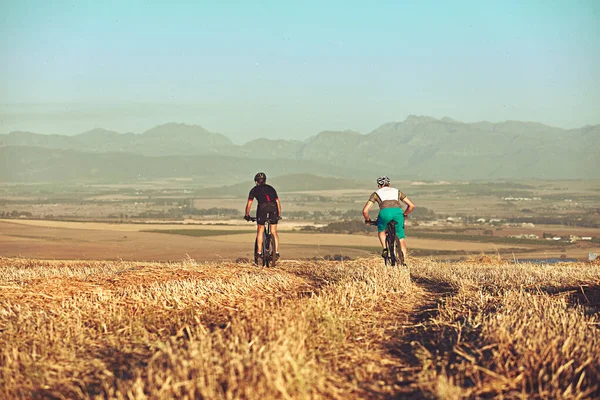 友達だけでサイクルさせないでください 田舎をサイクリングする2人の自転車が — ストック写真