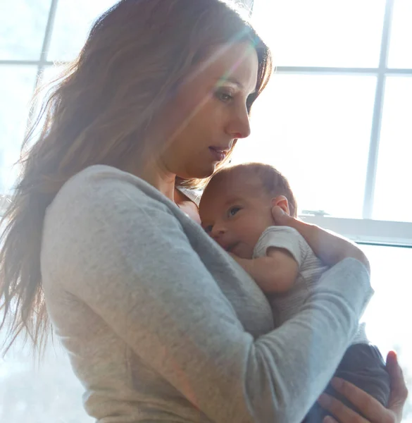 Mommys Kostbare Kleine Eine Mutter Hält Ihr Neugeborenes Baby — Stockfoto