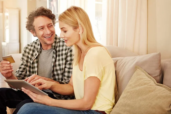 What Should Buy Loving Couple Shopping Online Tablet — Stock Photo, Image
