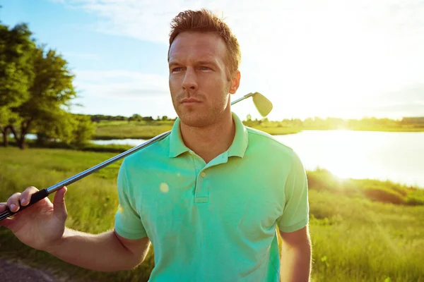 Jít Golf Nebo Domů Mladý Muž Tráví Den Golfovém Hřišti — Stock fotografie
