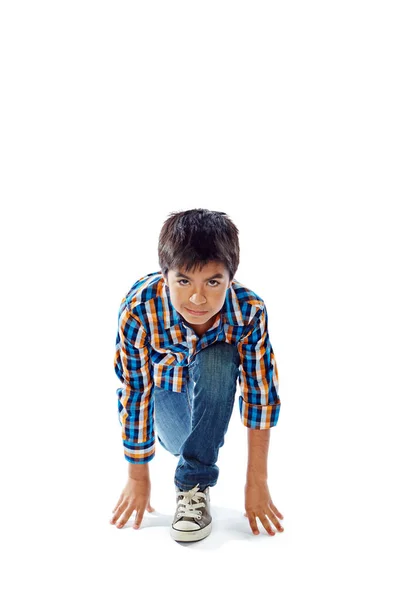 Старт Внимание Внимание Студийный Портрет Мальчика Исходном Положении Белом Фоне — стоковое фото
